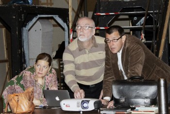 Corinna Crome (výtvarnice kostýmů) a Hartmut Schörghofer (režisér) řeší s Jiřím Kalendovským technické problémy na projektoru.