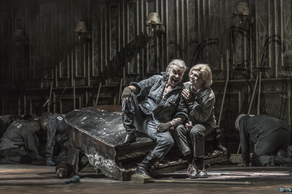 Leoš Janáček: Z mrtvého domu – Štefan Margita (Luka Kuzmič), Michal Bragagnolo (Aljeja) – ND Praha 2015 (foto Patrik Borecký)