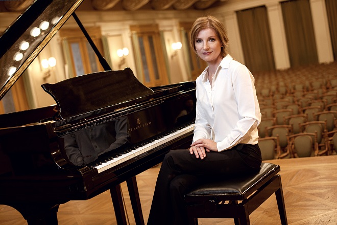 Marie Kučerová (s novým klavírem Filharmonie Brno )