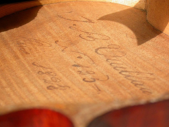 Ilustračné foto: signatúra J. B. Vuillauma na vnútornej strane nástroja, ktorý vyrobil