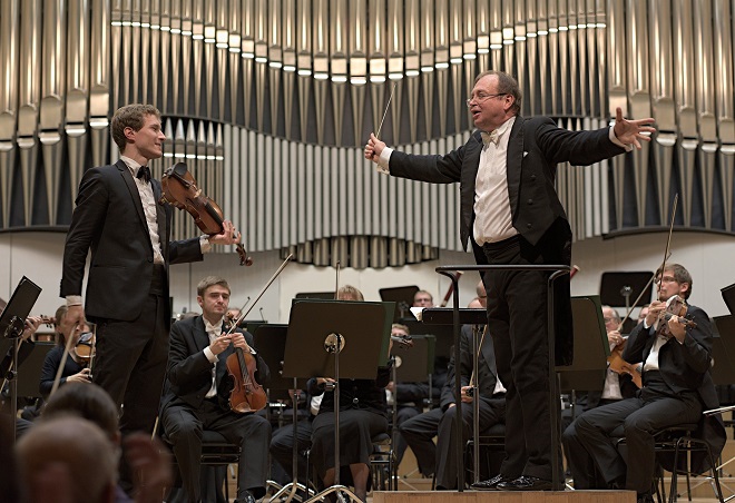 Josef Špaček (housle) - Slovenská filharmónia - dirigent Leoš Svárovský -Bratislava 22.10.2015 (foto Ján Lukáš)