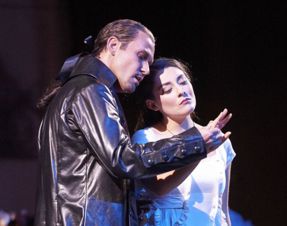 W.A.Mozart: Don Giovanni - Mariusz Kwiecień (Don Giovanni) a Andrea Carroll (Zerlina) – WSO 2015 (foto Michael Pöhn)