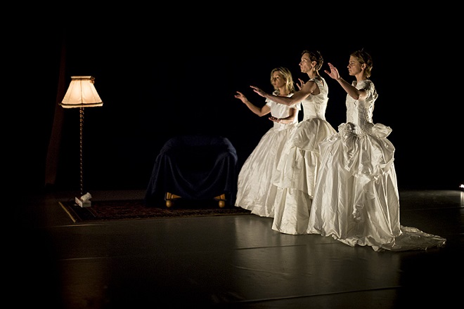 Uhozené květinou - Vanda Hybnerová, Tereza Ondrová, Lucia Kašiarová - Studio Alta Praha (foto Vojtěch Brtnický)