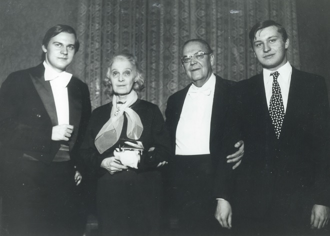 Z koncertu M.Vilímce (první zleva) a A.Holečka (druhý zprava), na fotografii ještě Anita Kubelíková a Vladislav Vilímec