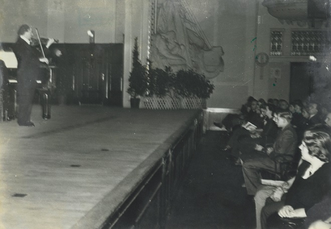 Foto z koncertu Jana Kubelíka studenstvu v roce 1940