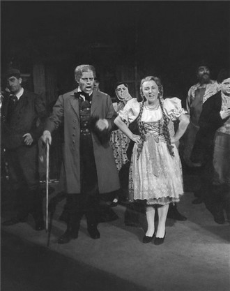 Bedřich Smetana: Hubička - Jaroslav Veverka (Otec Paloucký), Milada Musilová (Barče) - ND Praha 20.10.1950 (foto archiv ND Praha/Karel Drbohlav)
