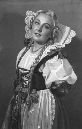 Bedřich Smetana: Prodaná nevěsta - Milada Musilová (Mařenka ) - ND Praha 28. 5. 1949 (foto archiv ND Praha/Josef Heindrich)