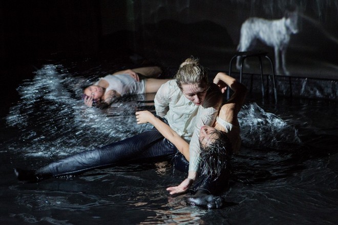 Odtržení/Disconnected – choreografie Viliam Dočolomanský - Farma v jeskyni (foto Miroslav Chaloupka)