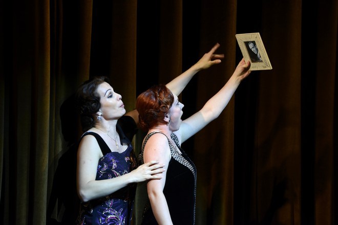 Wolfgang Amadeus Mozart: Così fan tutte - Monika Fabianová (Dorabella), Jana Šrejma Kačírková (Fiordiligi) - SND Bratislava (foto Pavol Breier)