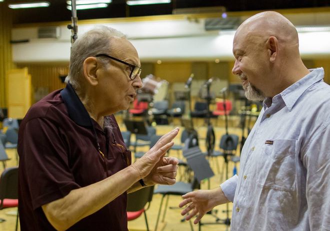 Ennio Morricone při nahrávání hudby k filmu The Hateful Eight s Českým národním symfonickým orchestrem (foto ČNSO/Jan Malý)