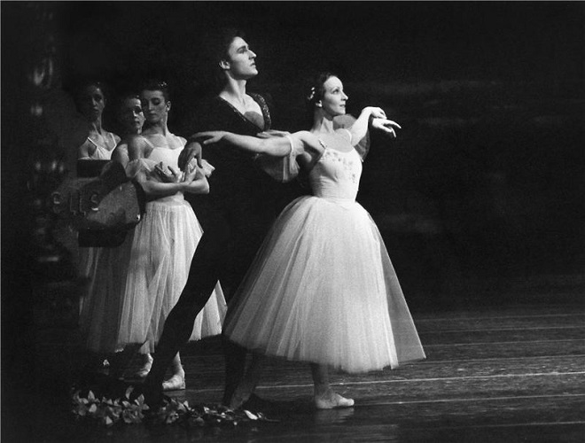 A.Ch.Adam: Giselle - Jiří Horák (Vévoda Albert), Hana Vláčilová (Giselle) (foto archiv ND)