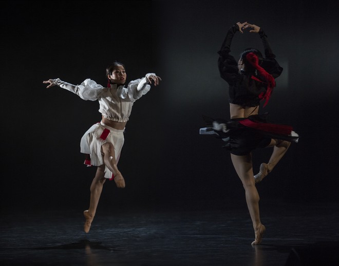 Slovenské tance - Životy svetiel - choreografia Natália Horečná - Sumire Shojima, Sakura Shojima (Jin-Jang) - SND Bratislava (foto Peter Brenkus)