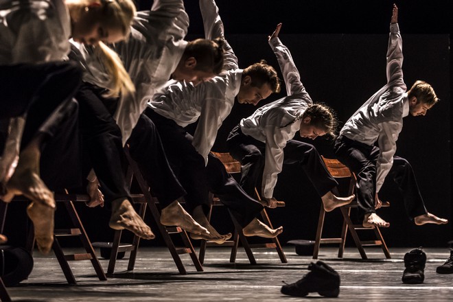 decadance - choreografie Ohad Naharin - Národní divadlo Praha (foto Martin Divíšek)