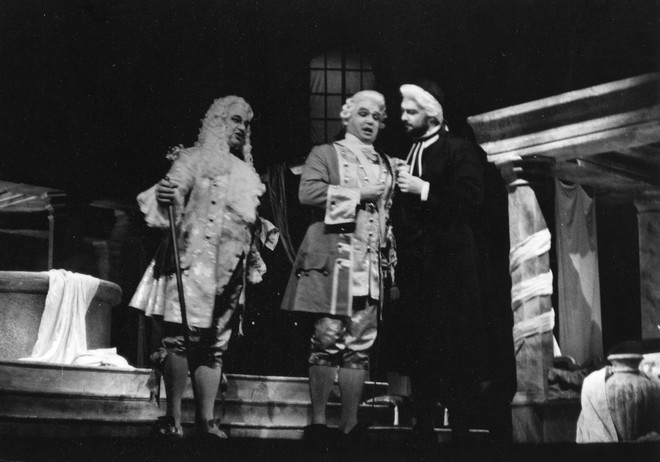 Francesco Cilea: Adriana Lecouvreur - Jozef Špaček (Knieža), Sergej Larin (Maurizio), Miroslav Dvorský (Abbé) - SND Bratislava 1989 (foto Dušan Hegedüš)
