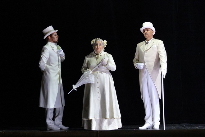 Bohuslav Martinů: Juliette (Snář) – Jan Šťáva (Stařec Mládí), Lenka Šmídová (Babička) a Aleš Hendrych (Dědeček) – ND Praha 2016 (foto Hana Smejkalová)
