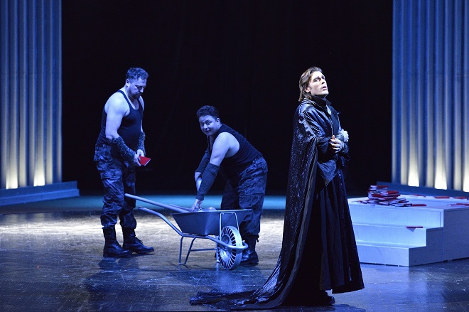 A.Thomas: Hamlet - Petr Urbánek (První hrobník), Aleš Burda (Druhý hrobník), Thomas Weinhappel (Hamlet) - NDM 2016 (foto Martin Popelář)