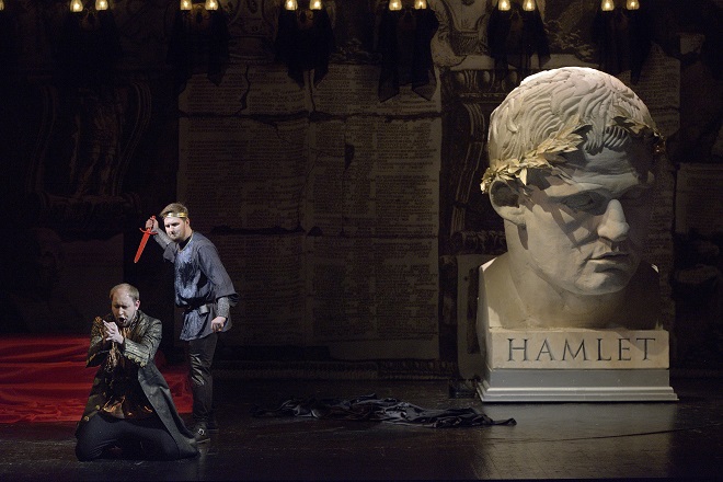 A.Thomas: Hamlet - Jan Šťáva (Claudius), Roman Hoza (Hamlet) - NDM Ostrava 2016 (foto Martin Popelář)