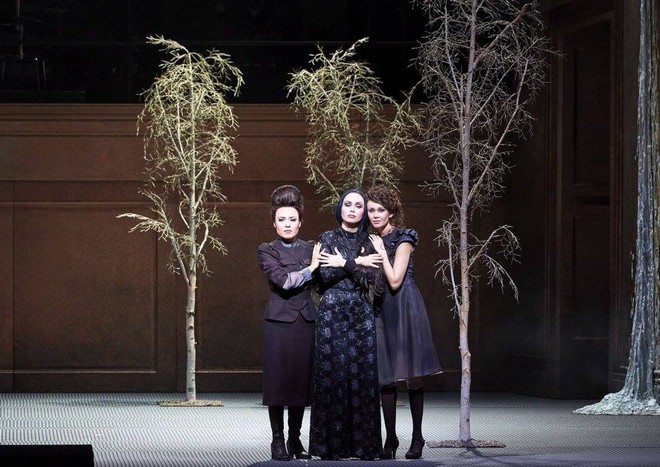 Peter Eötvös: Tri Sestri - Ilseyar Khayrullova (Olga), Margarita Gritskova (Mascha), Aida Garifullina (Irina) - Wiener Staatsoper 2016 (foto (c) Wiener Staatsoper/Michael Pöhn)