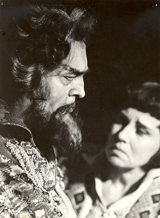 Ondrej Malachovský (Boris) a Nina Hazuchová (Fiodor) v opere Boris Godunov - 1977 (foto Jozef Vavro)
