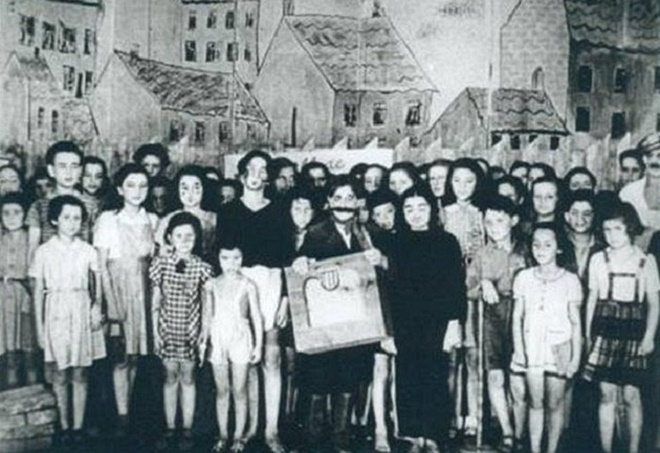 Terezínské děti po představení opery Brundibár (foto holocaust.cz)