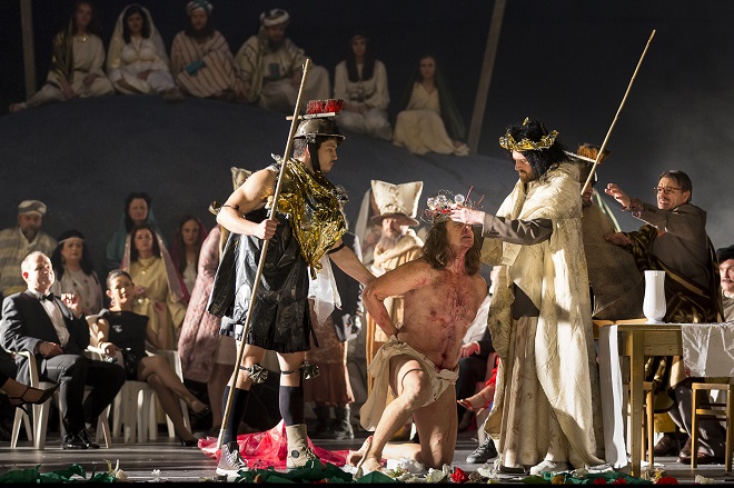 B.Martinů: Die Griechische Passion - Rolf Romei (Manolios), Martin Fournier (Michelis), Chor der Oper Graz - Oper Graz 2016 (foto © Werner Kmetitsch)