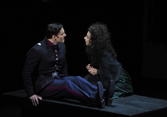 S.Sondheim: Vášeň – Natalie Dessay (Fosca), Ryan Silverman (Giorgio Bachetti) – Théâtre du Châtelet, Paříž 2016 (foto © Théâtre du Châtelet / Marie-Noëlle Robert)