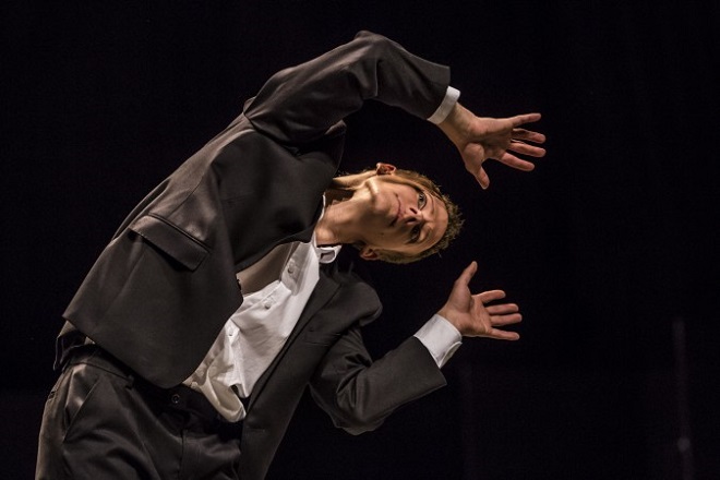 O.Naharin: Decadance - Viktor Konvalinka - ND Praha (foto Martin Divíšek)