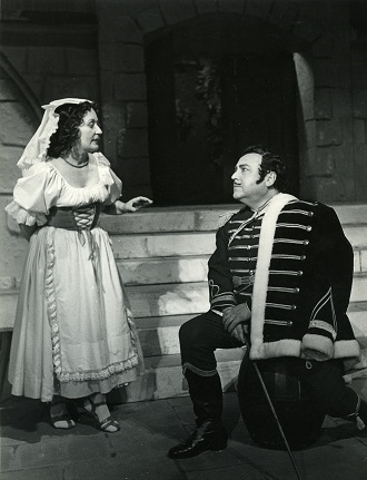 D. Auver: Fra Diavolo - Anna Hrušovská, Janko Blaho - SND 1957 (foto archív SND / Gejza Podhorský)