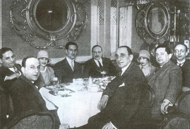 George Gershwin (štvrtý zľava) v Café Sacher v 1928 roku, vedľa neho Imre Kálmán (foto Yvonne Kálmán)