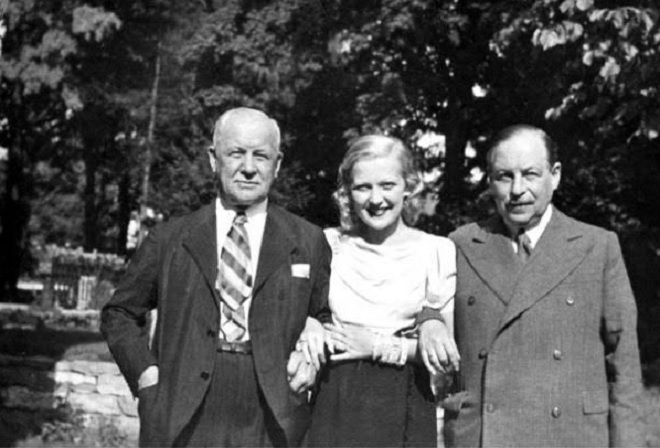 Lehár na spoločnej fotografii s Kálmánom v roku 1933, medzi nimi Marta Egger. Text ne fotke hovorí, že je to jediná spoločná fotografia skladateľov, ale nie je to pravda, existuje ešte ďalšia, na ktorej je zachytený Kálmán, Lehár a Lehárova žena Sophie (foto Yvonne Kálmán)