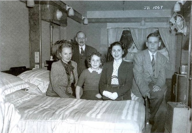 Na palube lode Queen Elisabeth v roku 1949 počas návratu z Ameriky do Európy. Yvonne sedí hneď vedľa mamy druhá zľava v prvom rade (foto Yvonne Kálmán)