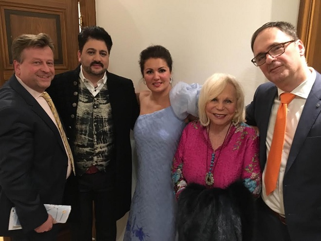 Yvonne Kálmán navštívila v priebehu jedného týždňa premiéru Vojvodkyne z Chicaga v Budapešti, benefičný koncert na podporu autistických detí vo Viedni a Bratislavu. Na snímke štvrtá zľava s účinkujúcimi viedenského koncertu.