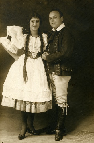 B. Smetna: Predaná nevesta - Helena Bartošová (Marienka) a Janko Blaho (Jeník) - SND 1925 (foto archív SND)