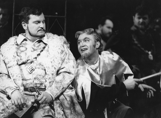 G. Verdi: Rigoletto - František Livora (Vojvoda) Juraj Oniščenko (Rigoletto) - SND 1970 (foto archív SND)