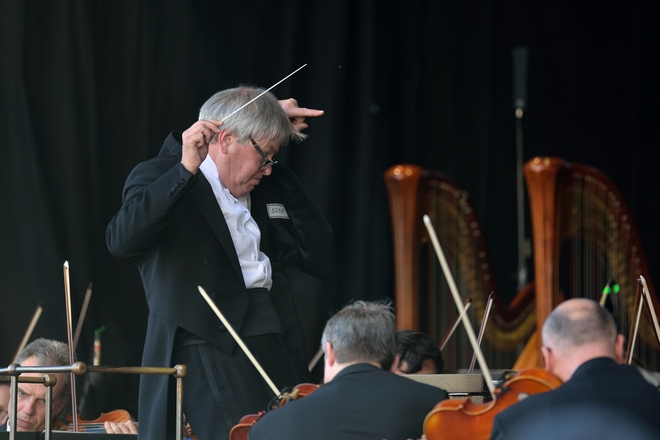 Symfonický orchestr hl.m.Prahy FOK - dirigent Petr Altrichter - Staroměstské náměstí 11.5.2016 (foto Petr Dyrc)