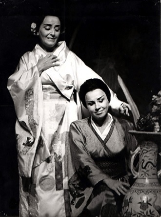 G.Puccini: Madame Butterfly - Anna Martvoňová (Čo čo san), Nina Hazuchová (Suzuki) - SND Bratislava 1971 (foto Jozef Vavro)