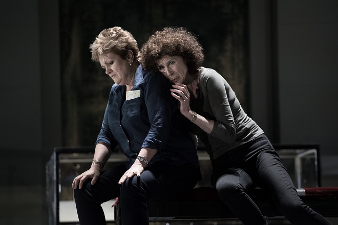 R.Strauss: Elektra - záběr ze zkoušky - Susan Bullock (Elektra), Rosalind Plowright (Klytaimnestra) - ND 2016 (foto Josef Rabara)