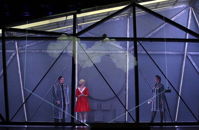 M.Eggert: Terra Nova oder Das weisse Leben - Jacques le Roux (Ruler), Anaïs Lueken (Marylin), Kateřina Hebelková (Pandura) - Landestheater Linz 2016 (foto © Ursula Kaufmann)