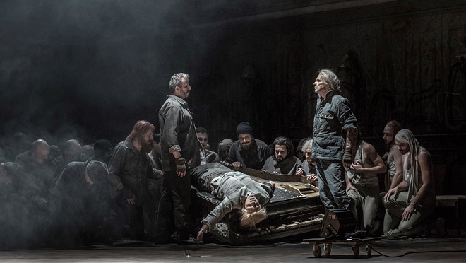L.Janáček: Z mrtvého domu - František Zahradníček (Gorjančikov), Michal Bragagnolo (Aljeja), Štefan Margita (Luka Kuzmič) - ND Praha 2015 (foto Patrik Borecký)