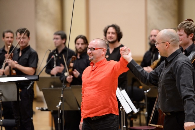 Petr Cígler, dirigent Ondřej Vrabec a Ostravská banda na Ostravských dnech 2015 (foto archiv Ostravského centra nové hudby)