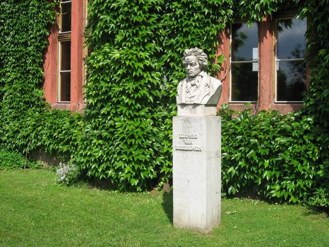 Hradec nad moravicí - Beethovenova busta v zámeckém parku (zdroj FB Beethovenův Hradec)