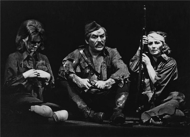 K.V.Molčanov: A jitra jsou zde tichá - Iva Malinová (Žeňka Komelkovová), Jaroslav Horáček (Staršina Vaskov), Věra Starková (Rita Osjaninová) - ND Praha 1975 (foto Jaromír Svoboda)