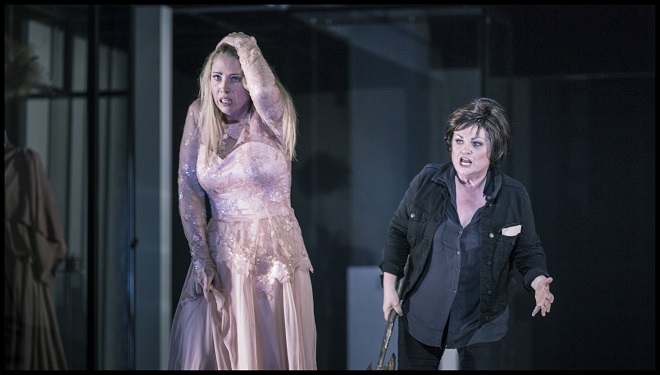 R.Strauss: Elektra - Anna Gabler (Chrysothemis), Susan Bullock (Elektra) - Státní opera Praha 2016 (foto Patrik Borecký)