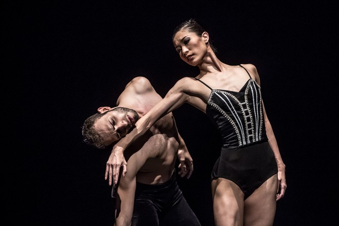 Mauro Bigonzetti: Vertigo - Giovanni Rotolo, Aya Watanabe - ND Praha 2016 (foto Martin Divíšek)