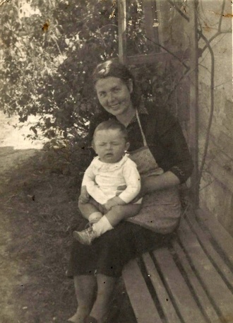 Pětiměsíční Vlastimil Harapes s maminkou v rodných Droužkovicích (foto archiv umělce)