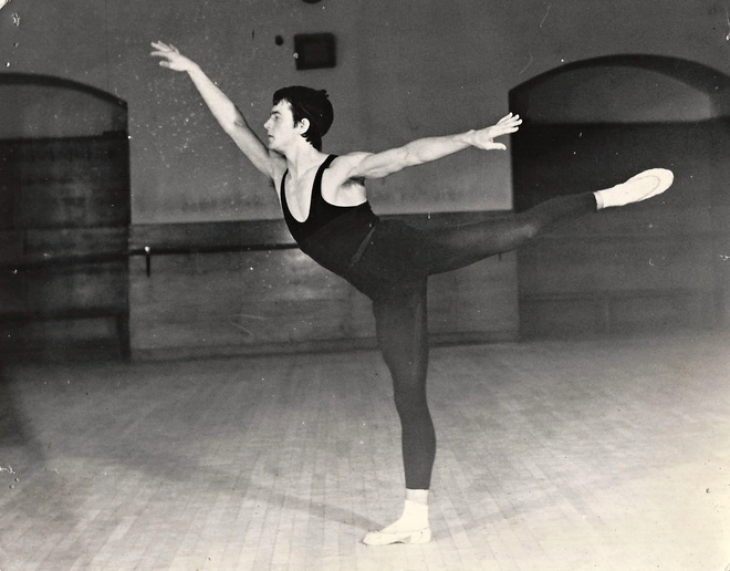 Vlastimil Harapes na baletním sále (1966)(foto archiv umělce)