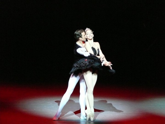 P.I.Čajkovskij: Labutie jazero - Cosmina M. Zaharia/ Roman Lazík (foto Alena Klenkova)