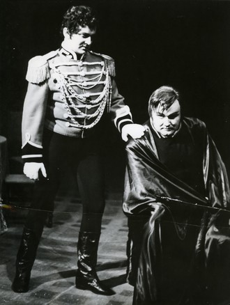 Piotr Iľjič Čajkovskij: Piková dáma - Juraj Hrubant (Tomskij), Andrej Kucharský (Herman) - SND Bratislava (foto archiv SND)