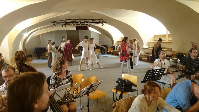 Zkouška s tanečníky, uprostřed Jiří Jelínek a Jaime Reid (foto archiv Hartig Ensemble)