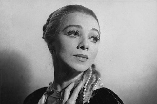 Jan Hanuš: Othello - Vlasta Šilhanová (Desdemona) - ND Praha 1959 (foto archiv ND/Jaromír Svoboda)